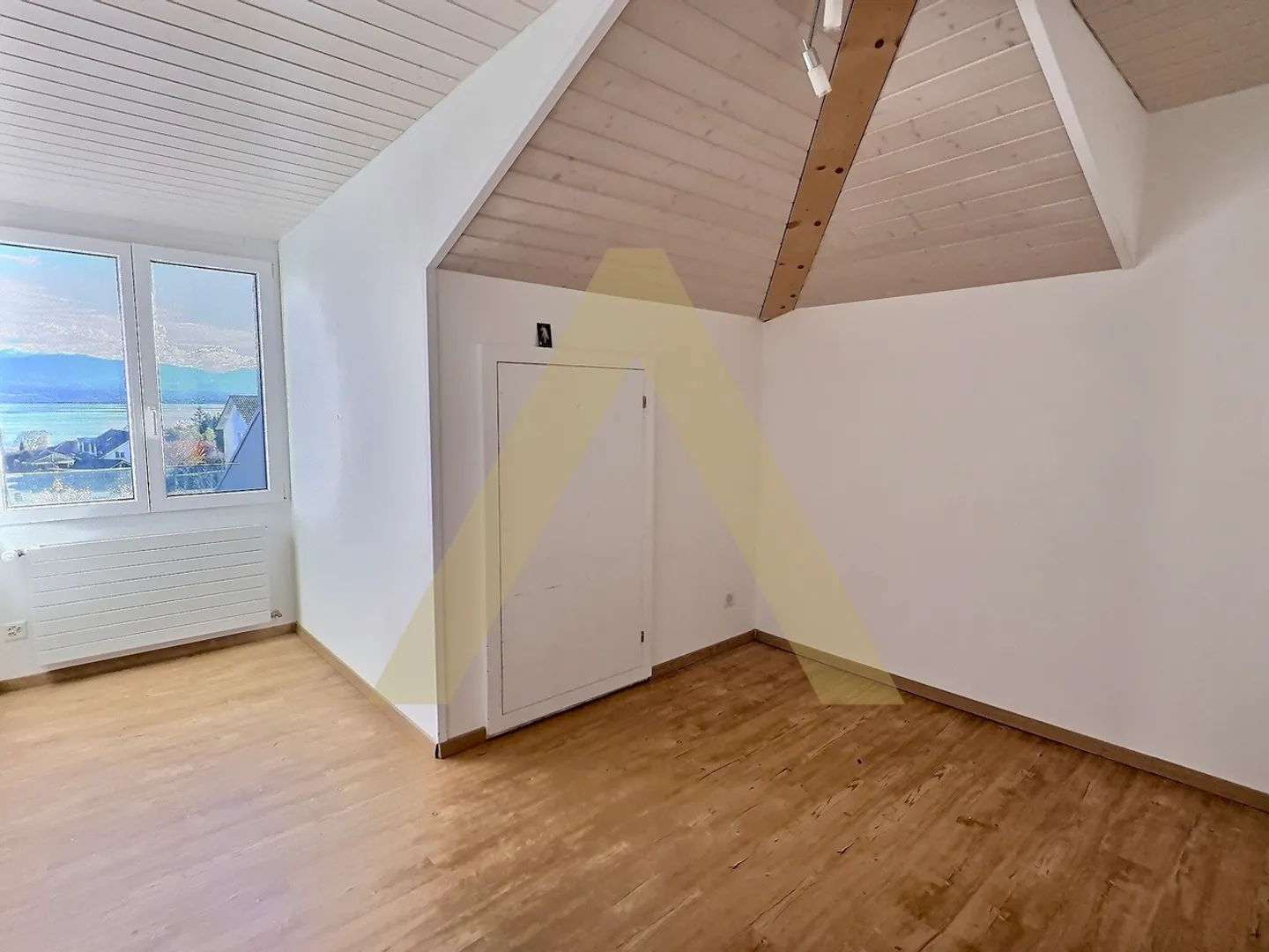 Welcoming duplex with lake view - Photo 9 of 12