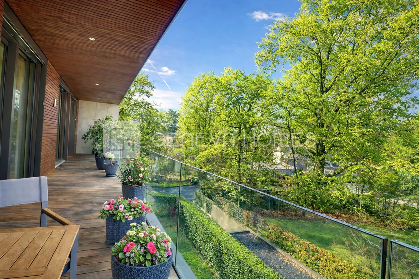 Exceptional Penthouse in the Heart of Conches - Photo 6 of 9