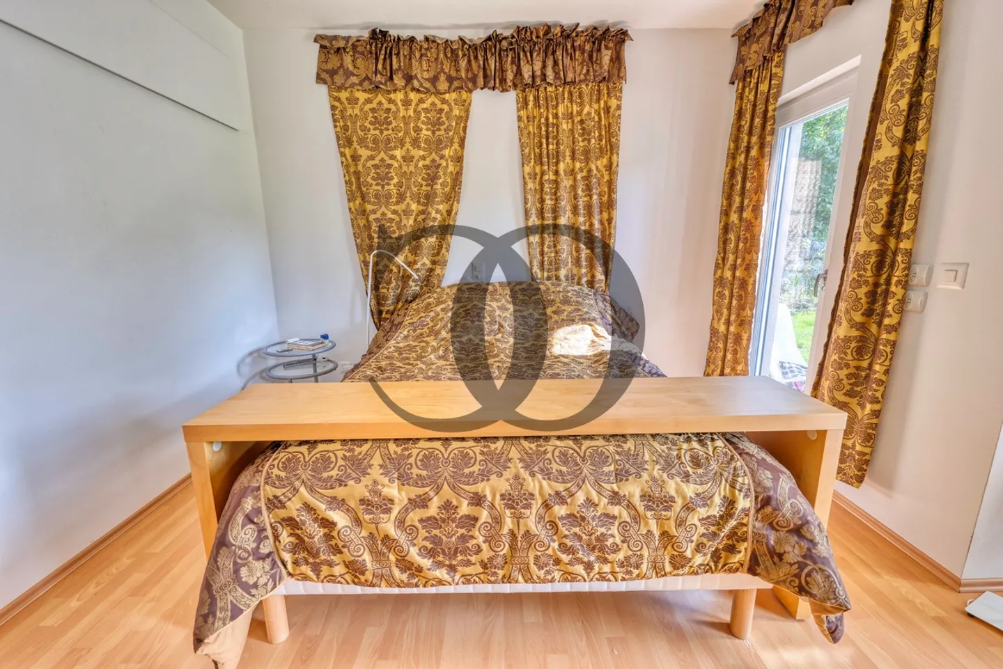 Superb family property with swimming pool - Photo 2 of 13