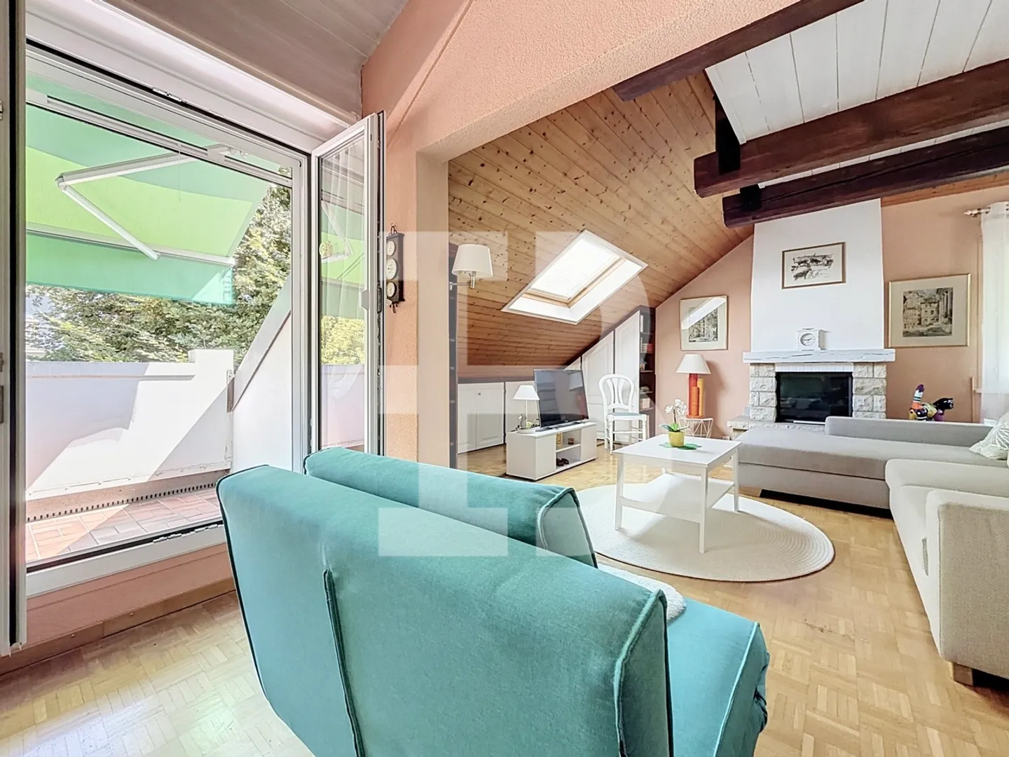Charmant duplex en attique avec deux chambres - Photo 2 of 9