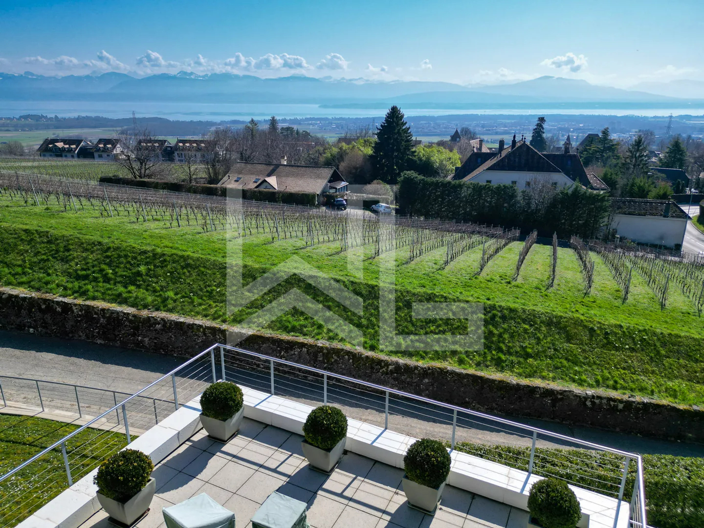 Villa contemporaine d'exception avec panorama spectaculaire sur le lac - Photo 2 sur 11