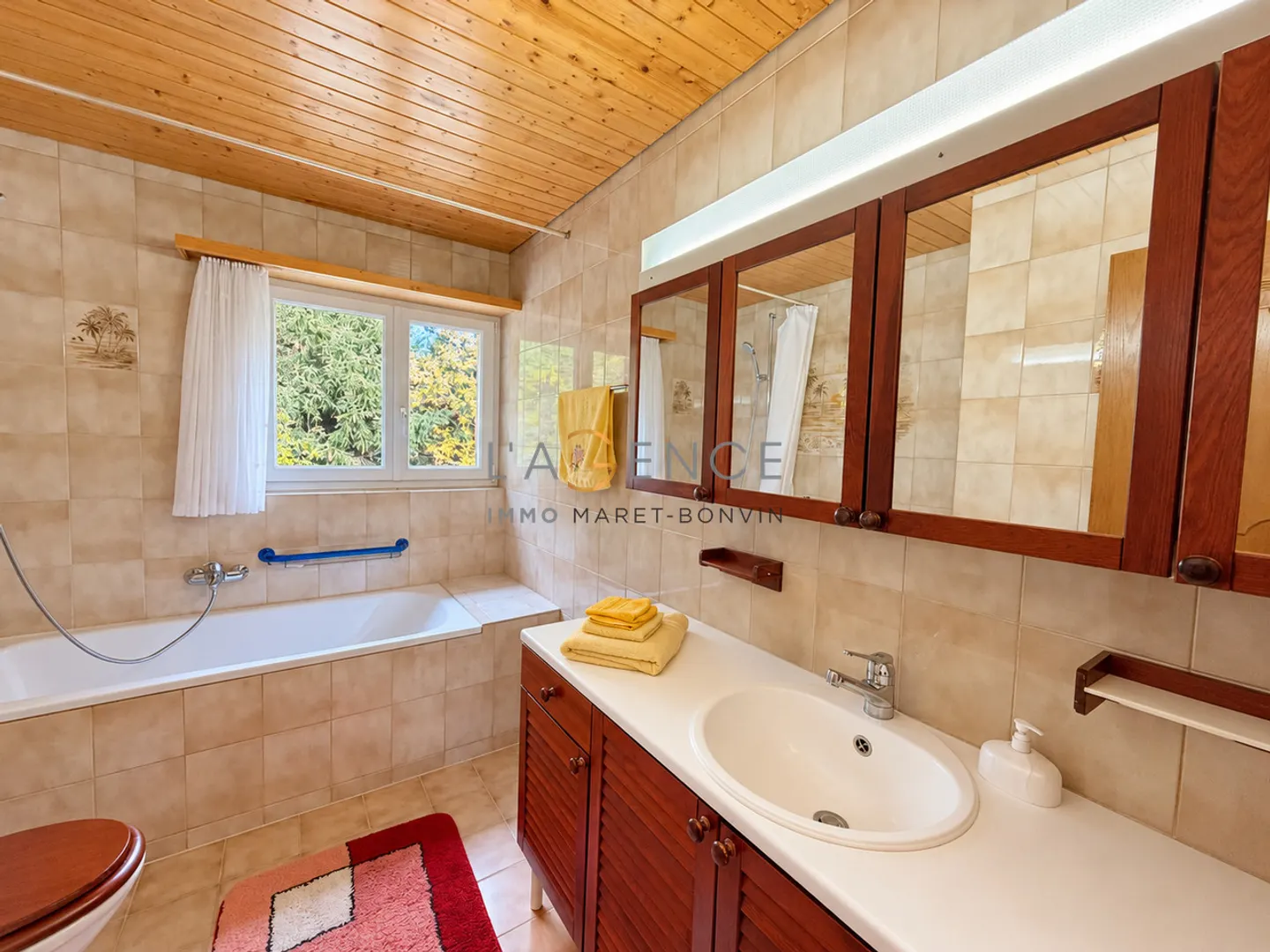 L'eleganza di un grande chalet privato di fronte alle Alpi - Foto 12 di 13