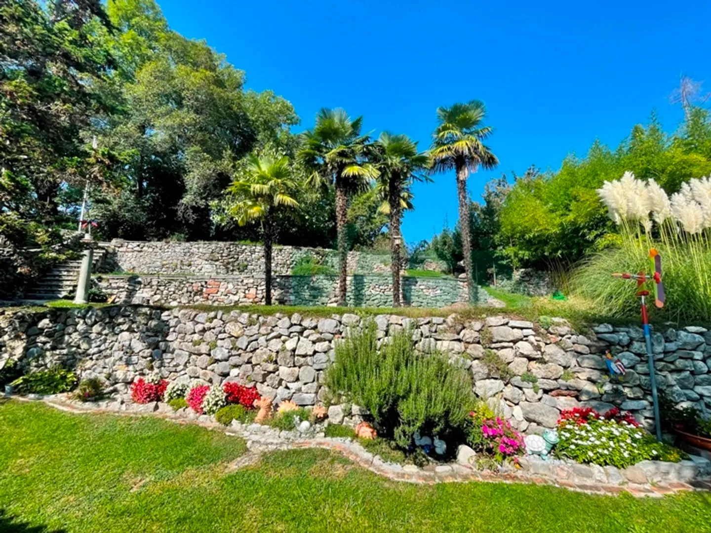 Affascinante ampia casa di nucleo con un grande e splendido giardino - Foto 2 von 13