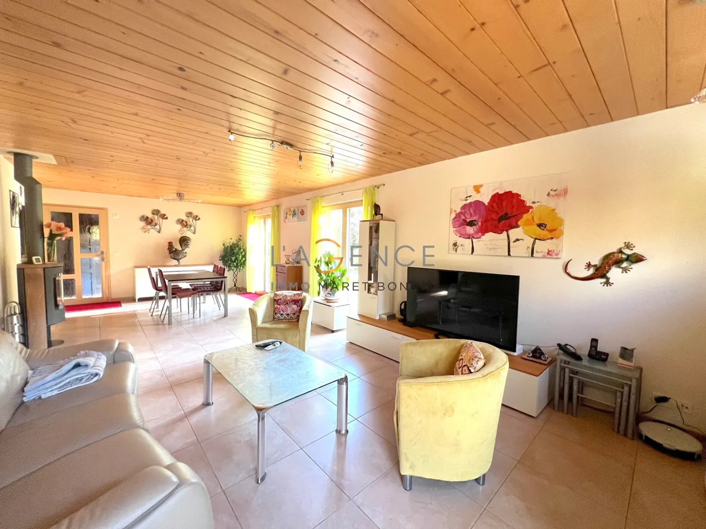SPACIOUS AND BRIGHT VILLA OF 6.5 ROOMS WITH 1013 M2 OF LAND - Photo 2 of 9