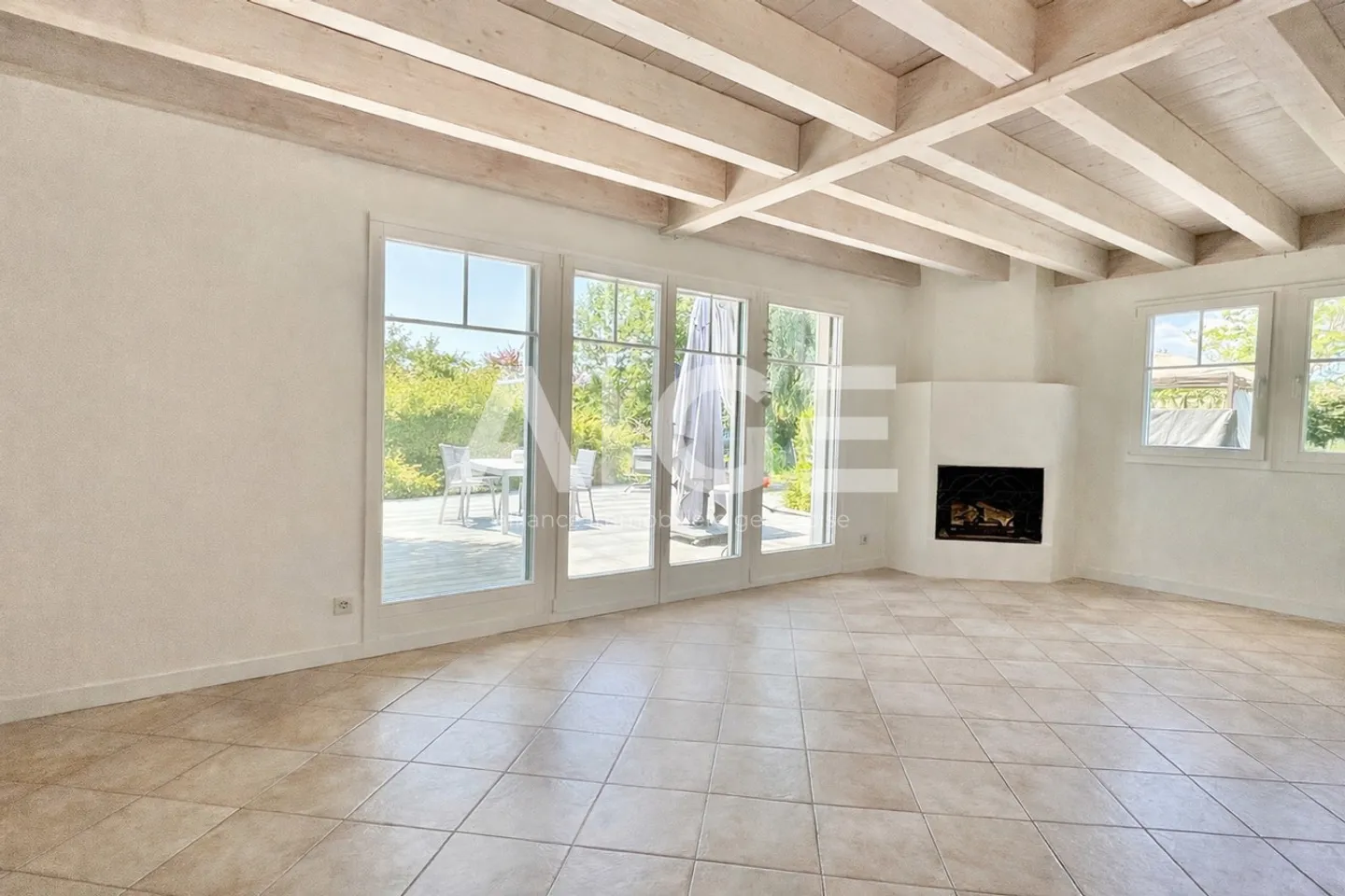 Elegant villa with beautiful volumes in Confignon - Photo 2 of 2