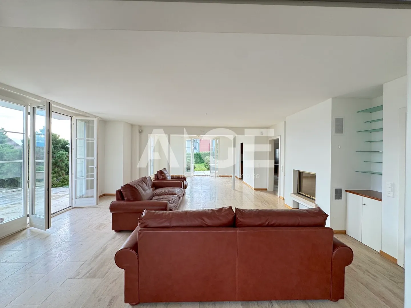 Hervorragende Villa auf einem 2.600 m² großen Grundstück mit einem 80 m² großen Nebengebäude - Foto 5 von 9