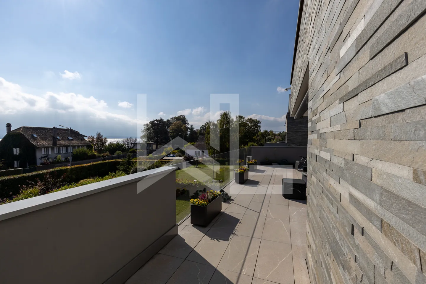 Superb duplex just steps from the center and the lake - Photo 3 of 3
