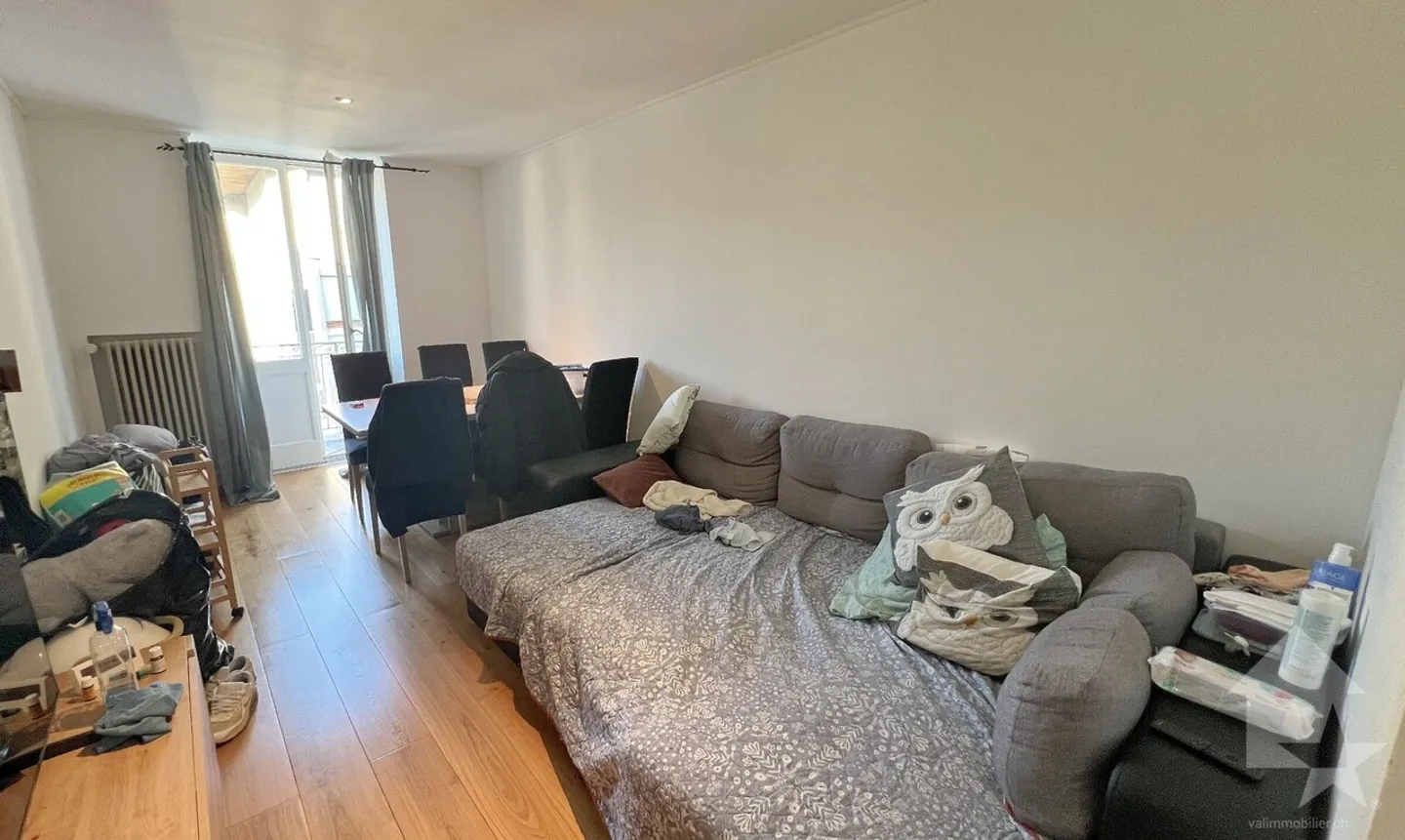 Schöne 2.5 Zimmer Wohnung, komplett renoviert mit einer Garagenbox! - Foto 2 von 7