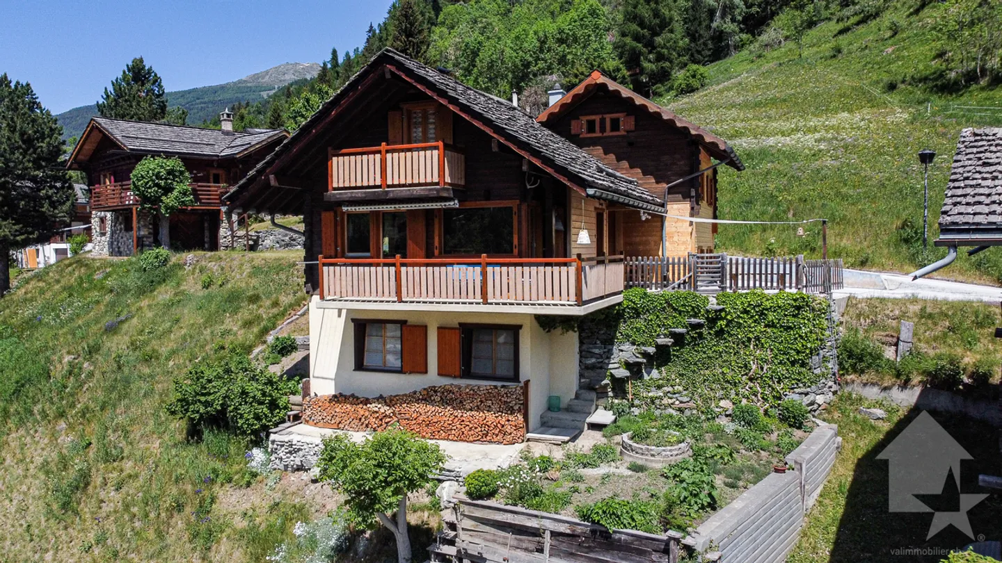 Pleasant chalet on three levels with panoramic view - Photo 1 of 13