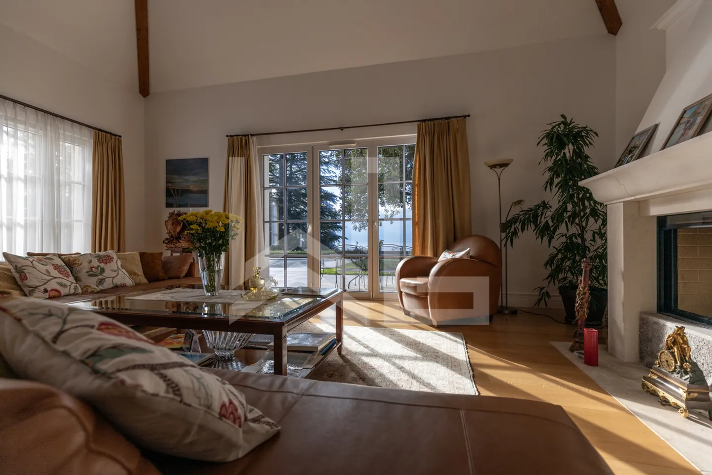 Elegant discreet property by the lake - Photo 7 of 10