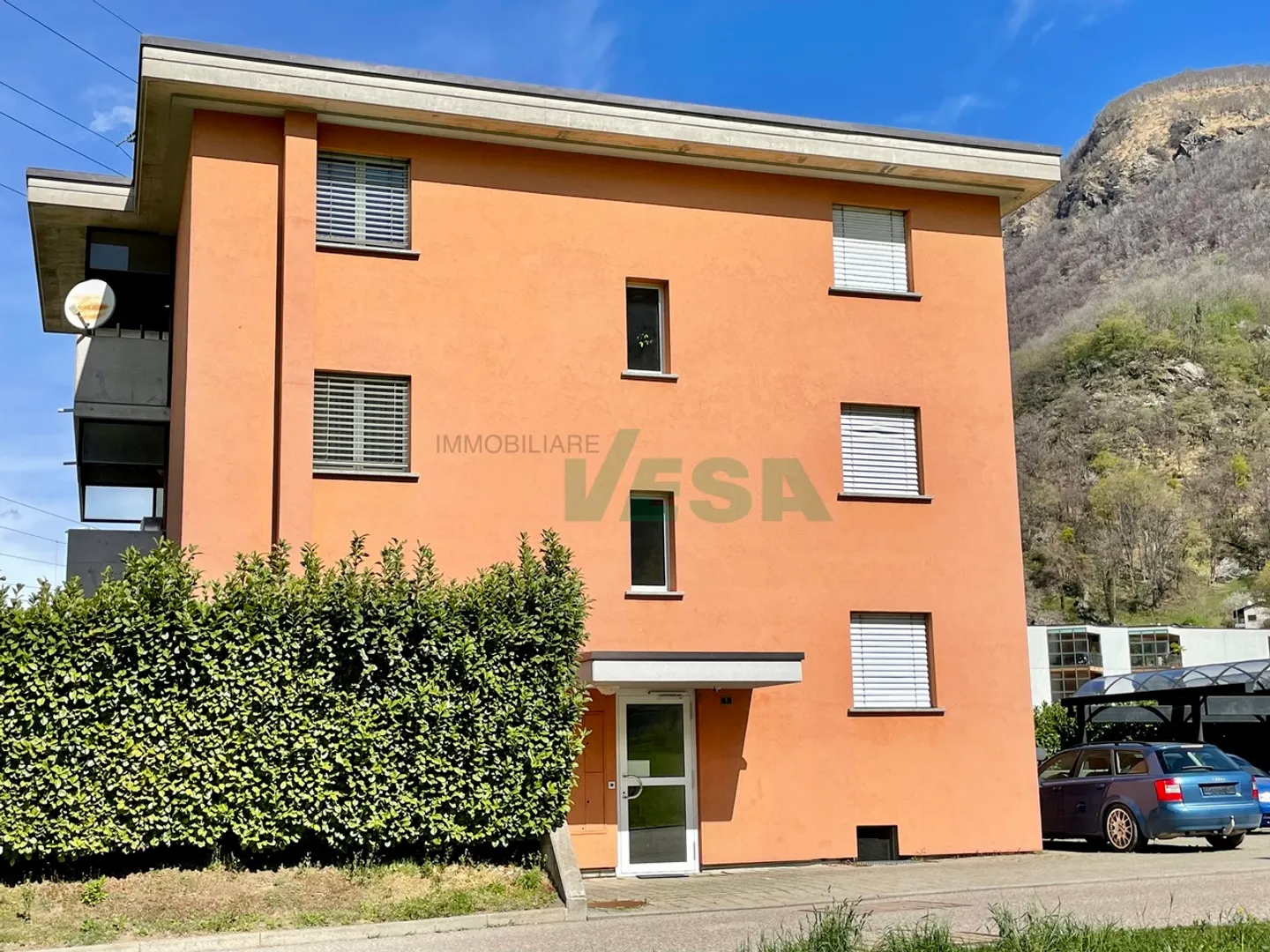 Small and well-maintained residential building with only 3 apartments - Photo 3 of 5