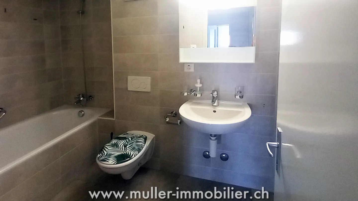 Renovated 3.5-room apartment with balcony in Monthey - Photo 6 of 12