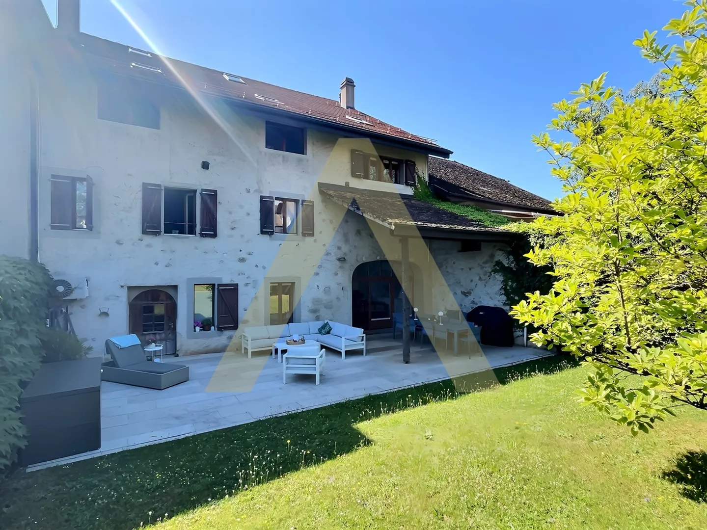 Maison de charme au centre du village - Photo 1 sur 12