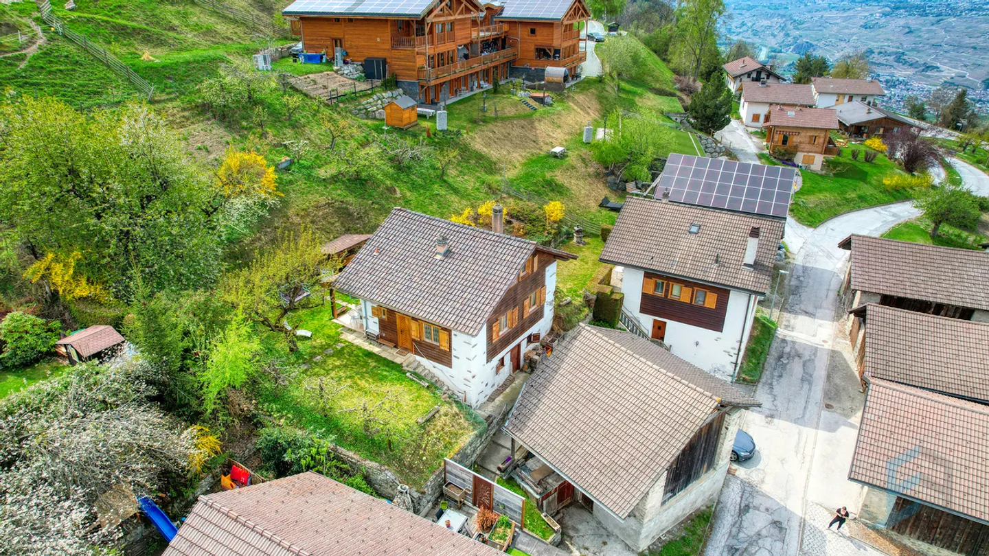 ESCLUSIVITÀ Magnifico chalet 4 ½ locali con vista panoramica a Erdesson - Foto 2 di 13