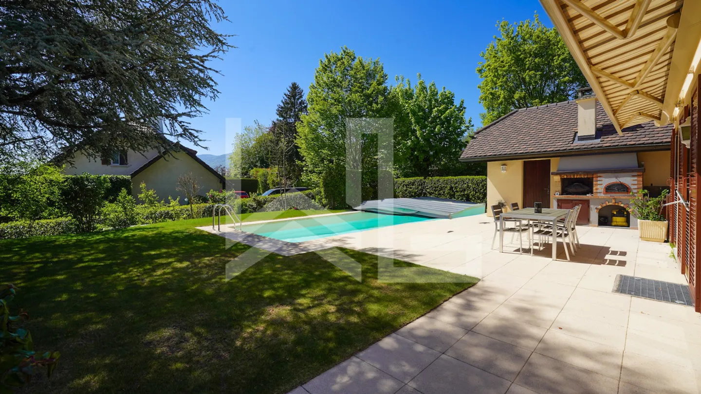 Familienvilla mit großem Garten - Foto 11 von 13