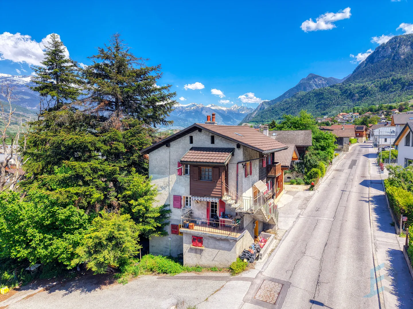 EXCLUSIVITE Immeuble de 3 appartements à rénover au centre du village - Foto 2 di 9