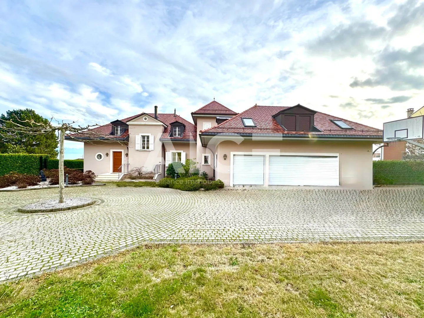 Superbe villa sur parcelle de 2'600m2 avec dépendance de 80m2 - Photo 2 sur 9