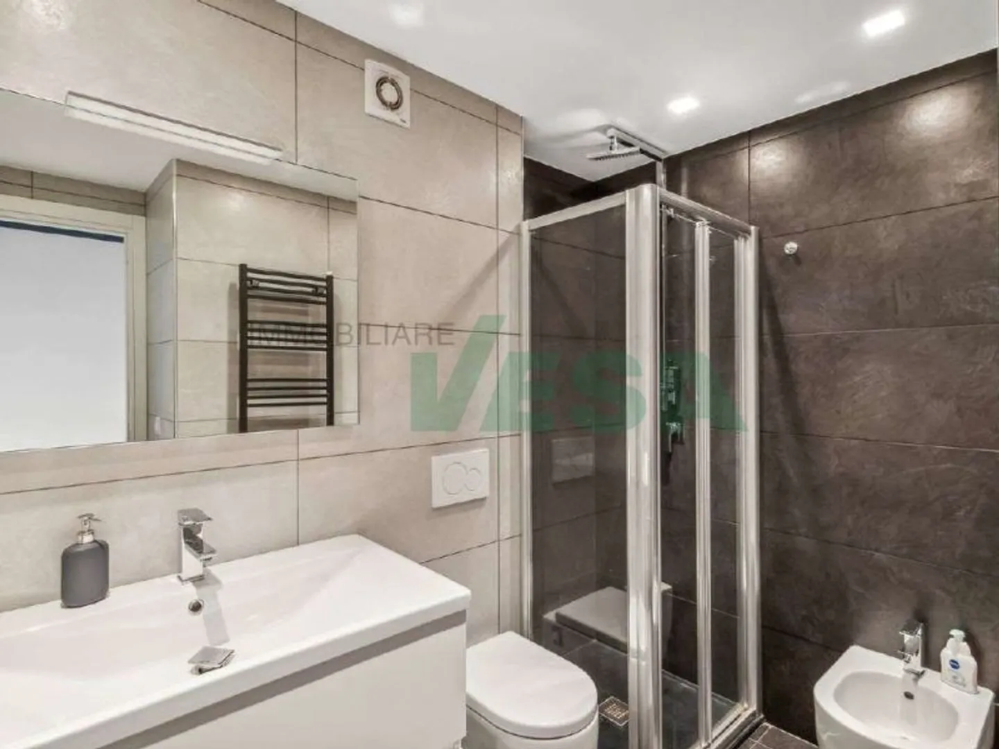 Moderno e luminoso appartamento 2 locali con splendida vista lago - Foto 5 von 11