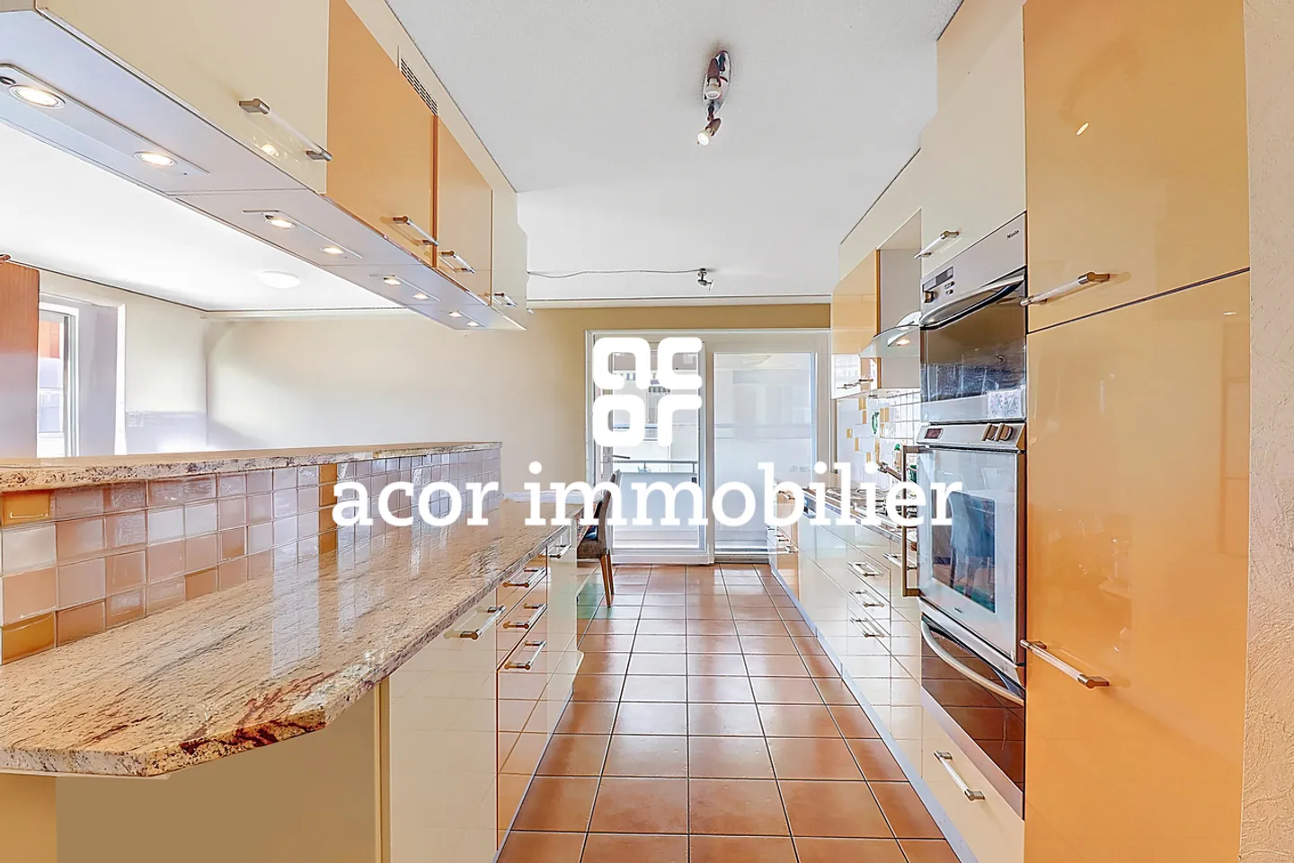 Hypercenter! Bright with a lakeside horizon close to transport - Photo 3 of 4