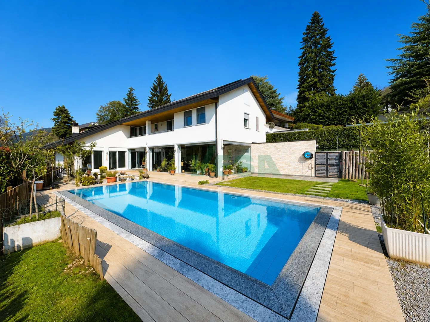Geräumige Villa mit Swimmingpool, großem Garten und Studio-Apartment - Foto 2 von 13