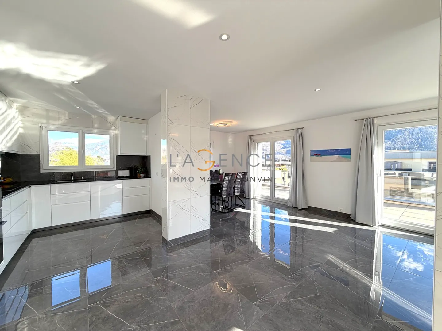 ATTICO DI 5,5 VANI CON TERRAZZA A 360 GRADI DI 130M2 - Foto 4 di 12