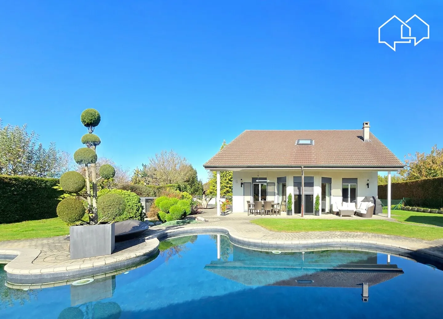 Detached 6.5 room villa with swimming pool in an idyllic setting - Photo 1 of 13