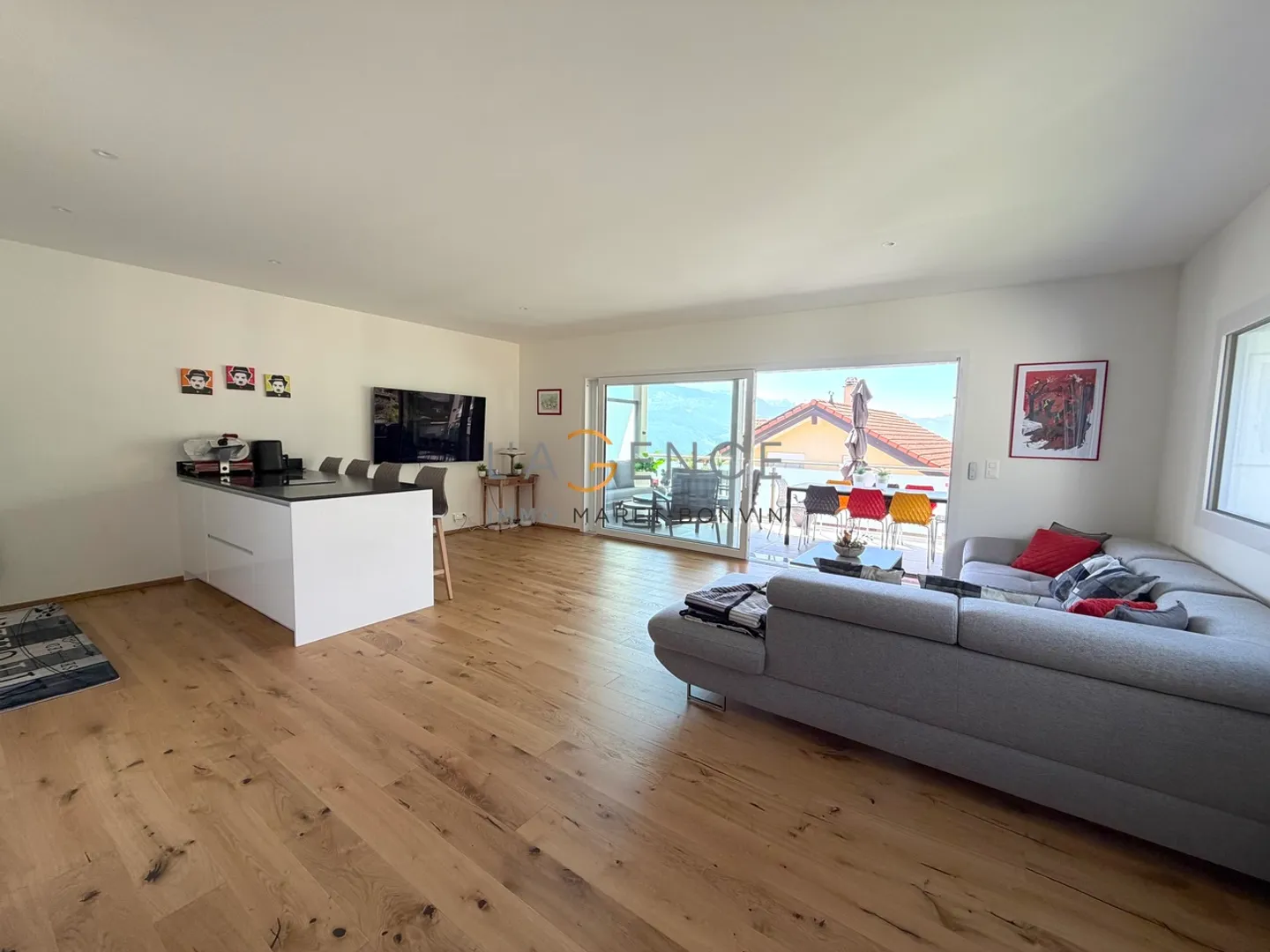 Appartement moderne avec grande terrasse - Photo 2 sur 10