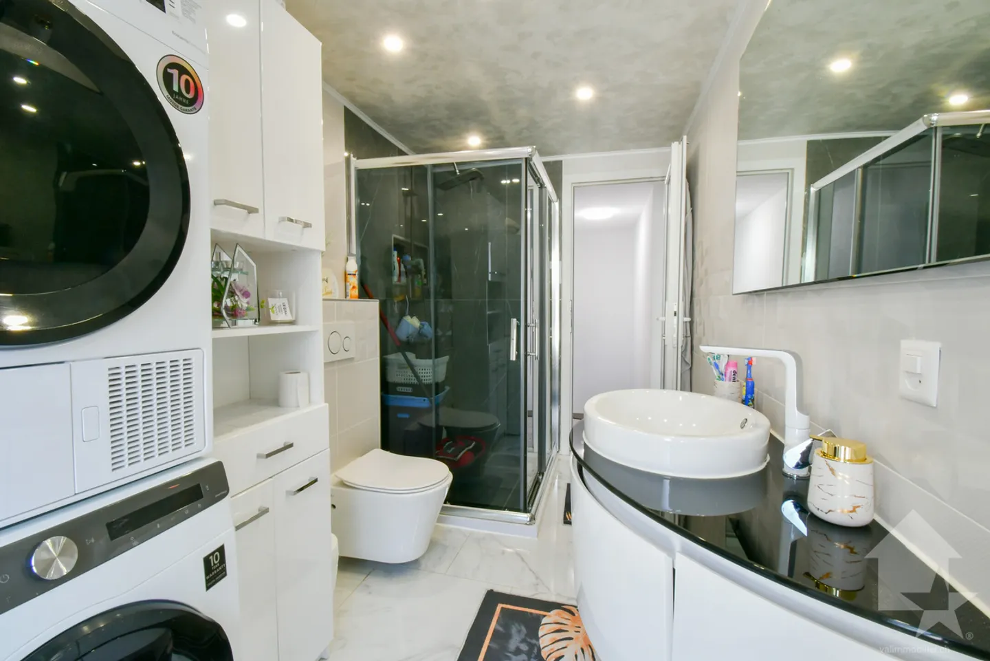 Large family home with adjoining apartment in Dorénaz - Photo 6 of 13