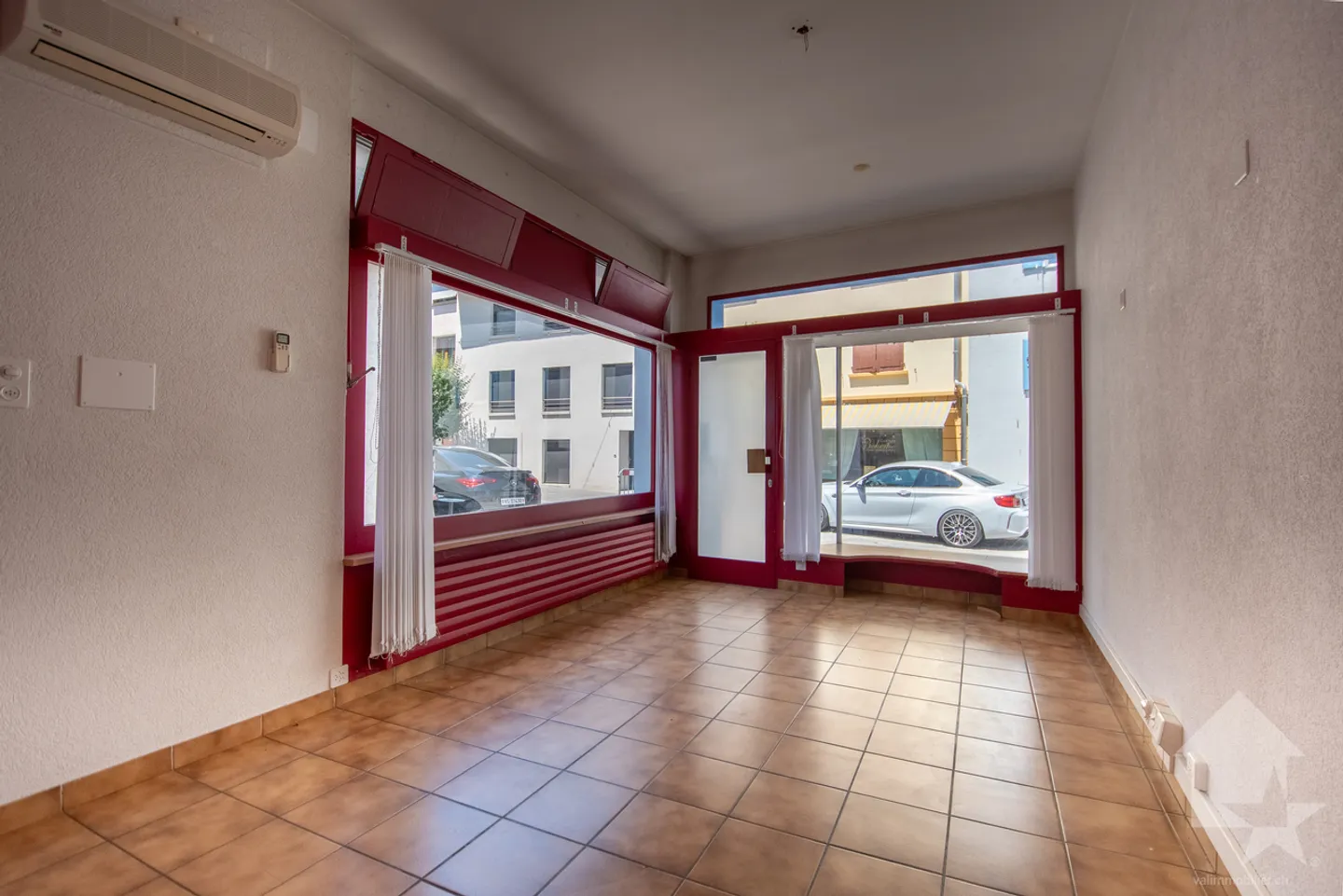 Two commercial premises in the heart of Fully - Photo 2 of 9
