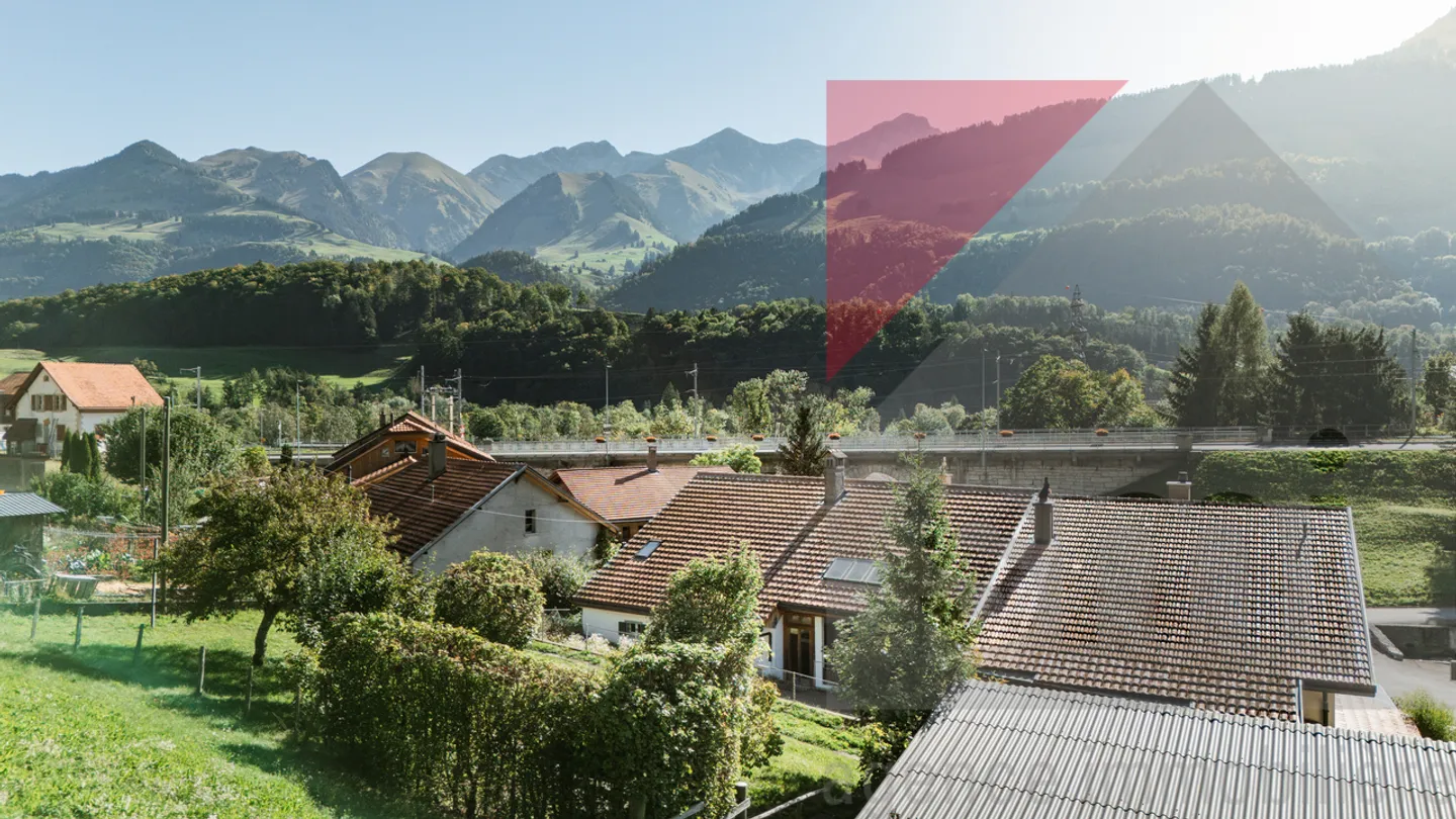Affascinante casa bifamiliare con potenziale di ampliamento - Foto 3 di 13