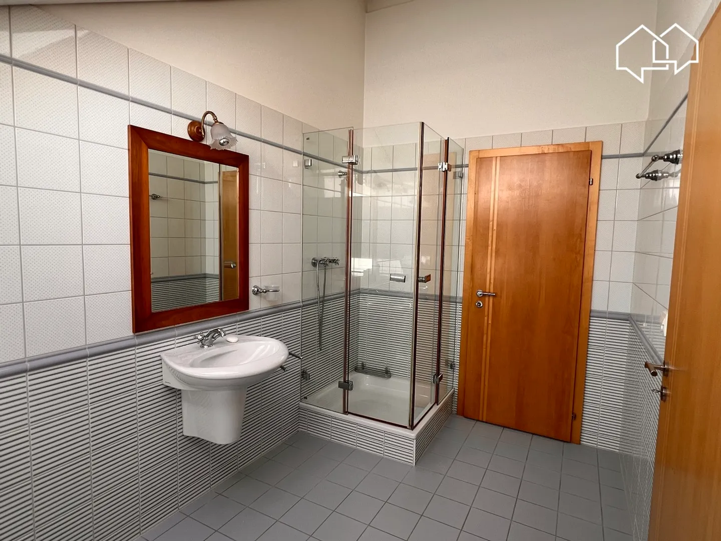 Detached 6.5 room villa with swimming pool in an idyllic setting - Photo 11 of 13