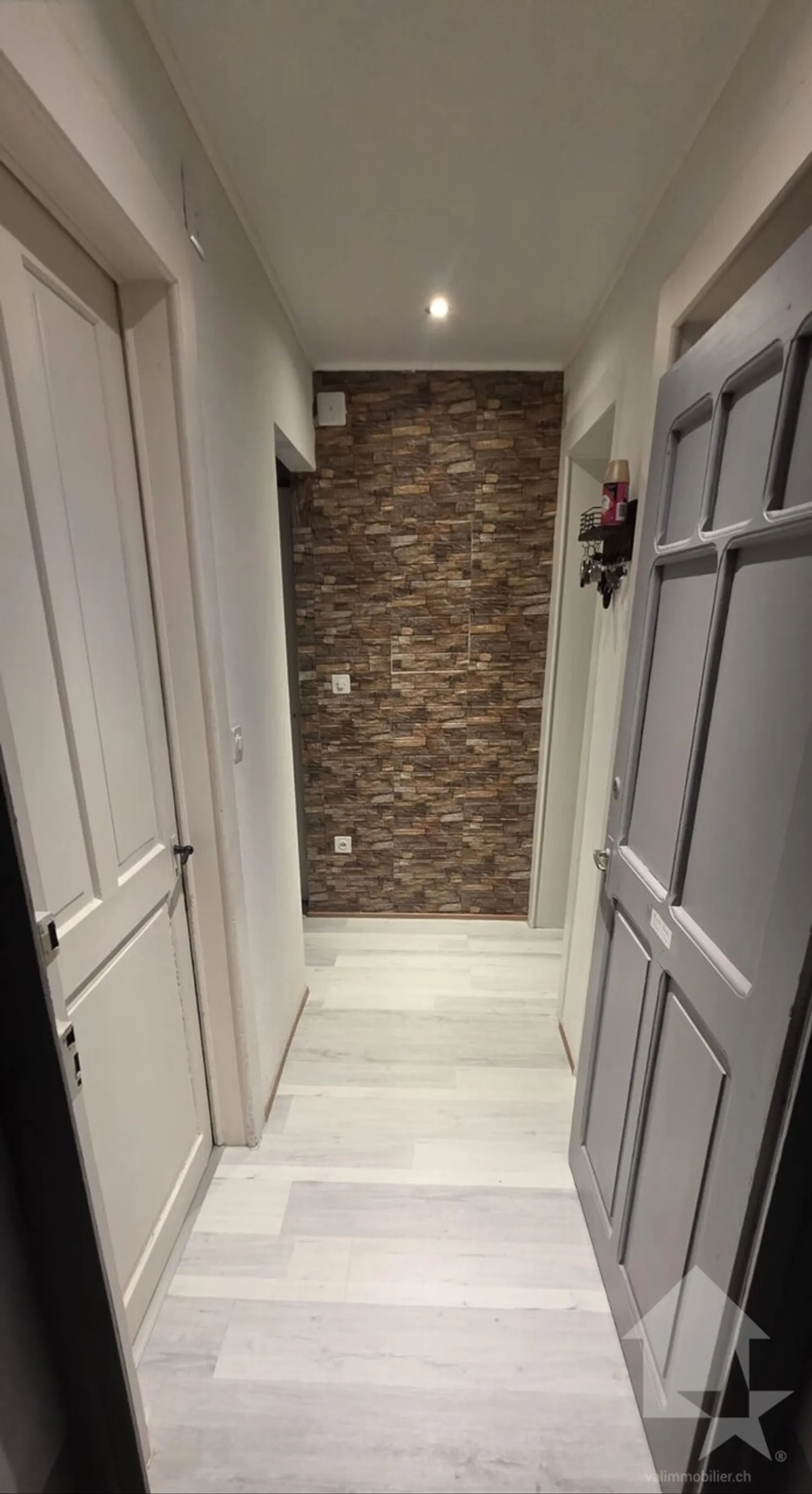 Schöne 2.5 Zimmer Wohnung, komplett renoviert mit einer Garagenbox! - Foto 4 von 7