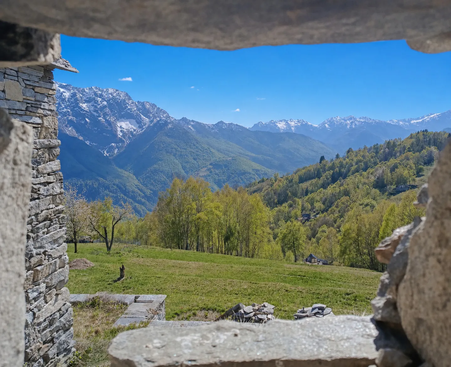 MONTI DI COMINO - Rustic property to renovate with approved building permit - Photo 4 of 13