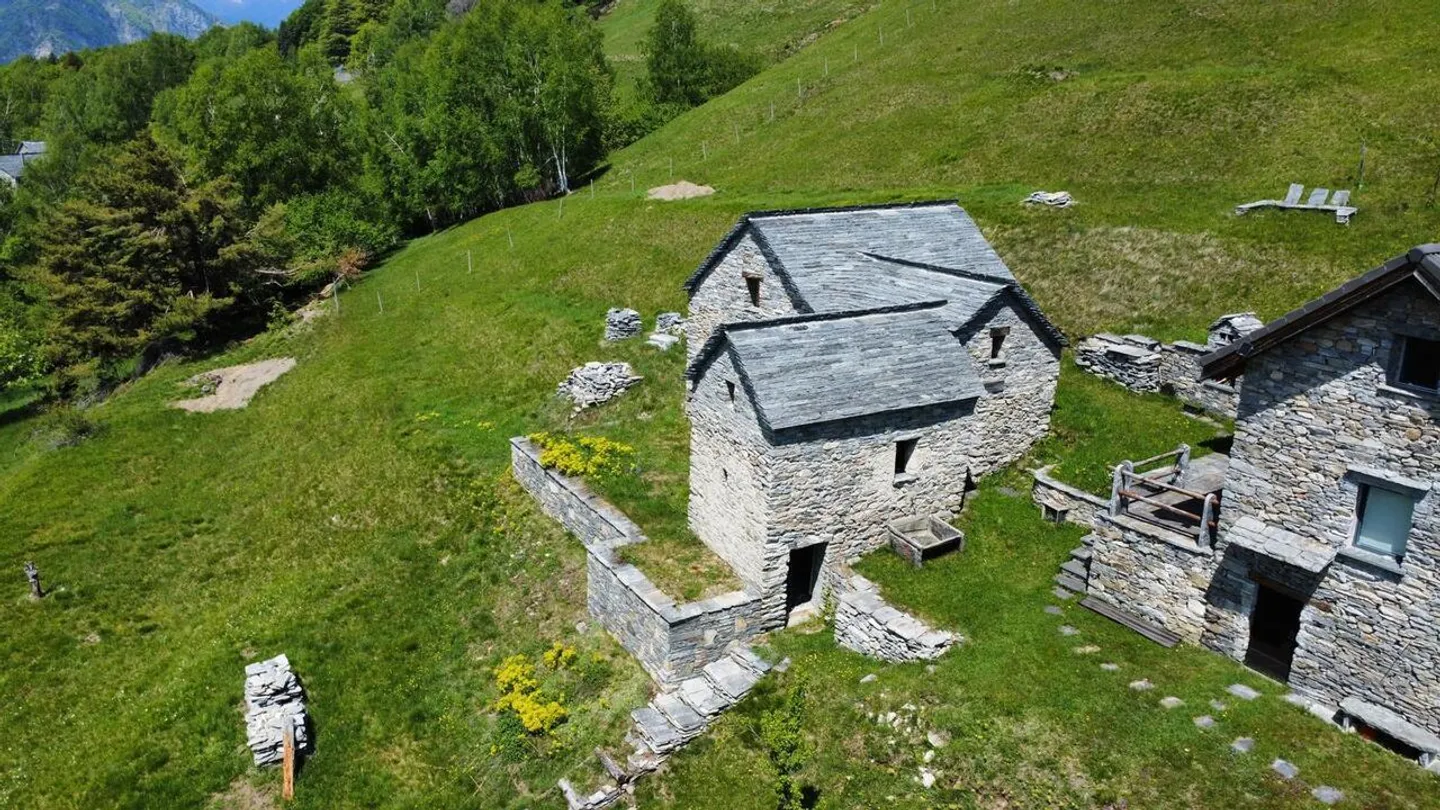 MONTI DI COMINO - Rustic property to renovate with approved building permit - Photo 7 of 13