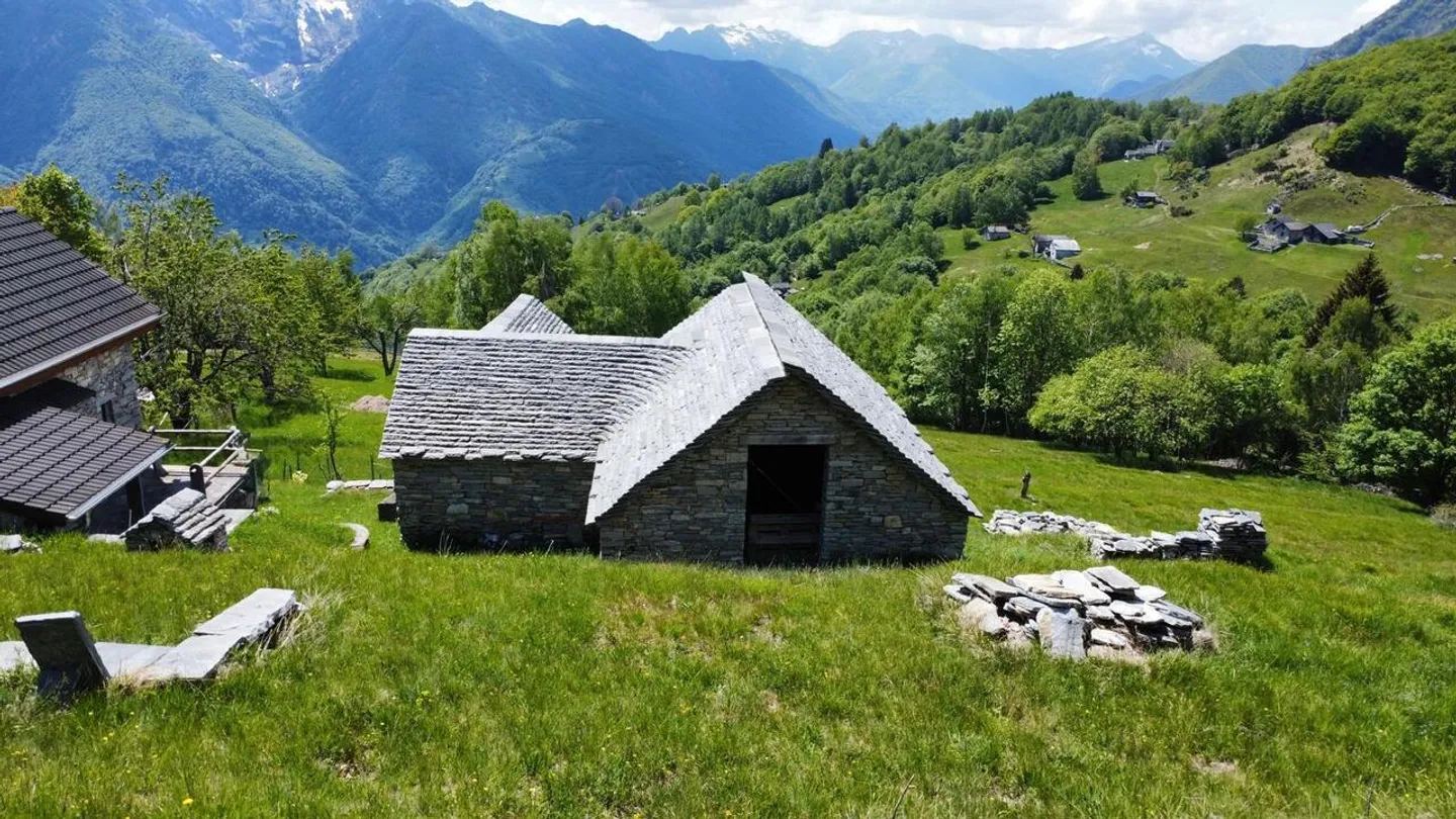 MONTI DI COMINO - Rustic property to renovate with approved building permit - Photo 5 of 13
