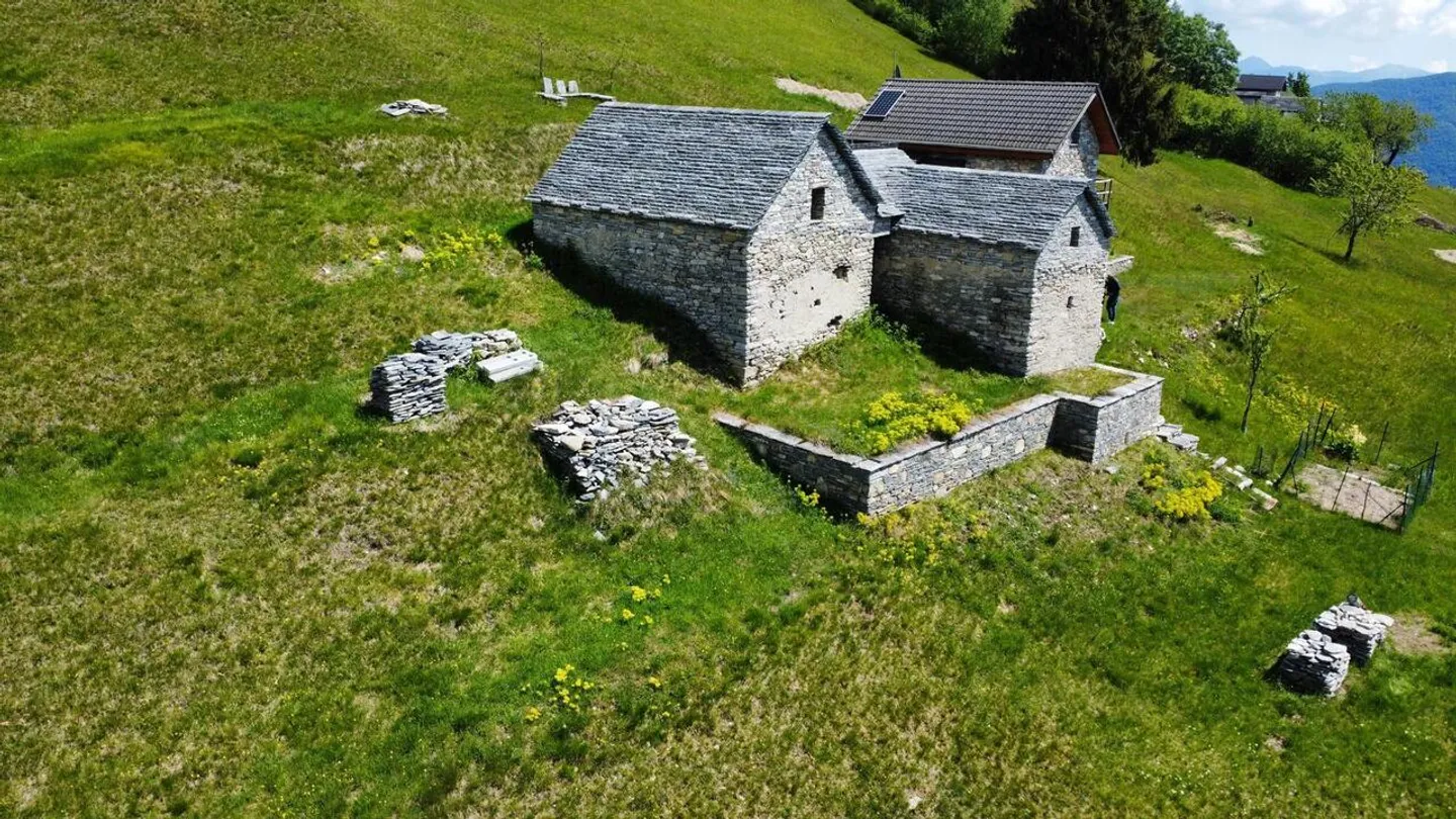 MONTI DI COMINO - Rustic property to renovate with approved building permit - Photo 8 of 13