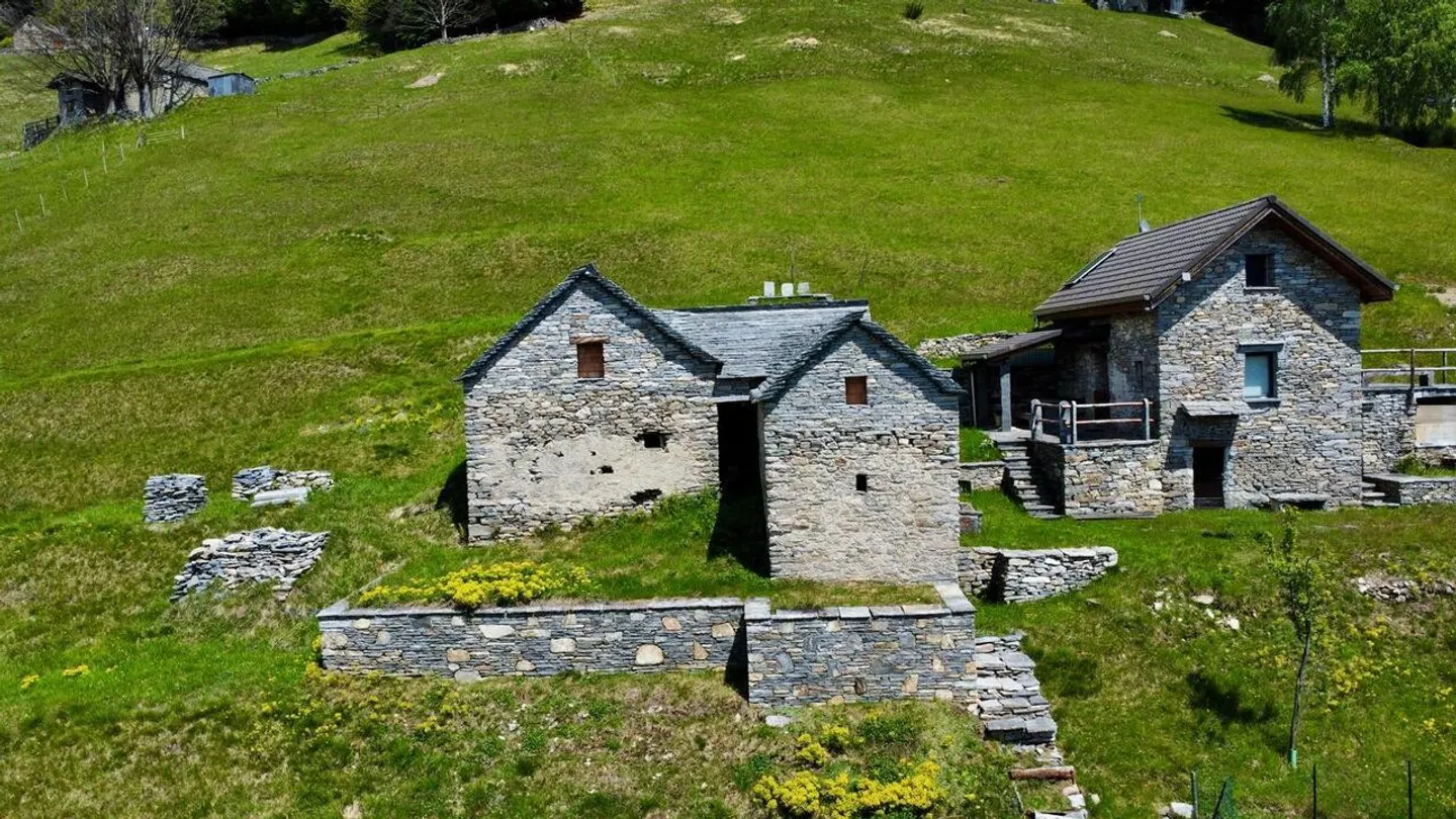 MONTI DI COMINO - Rustic property to renovate with approved building permit - Photo 9 of 13