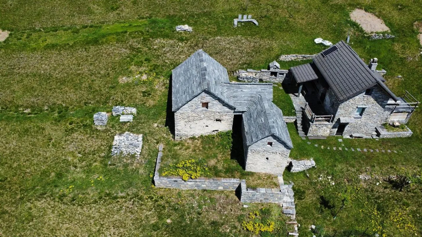 MONTI DI COMINO - Rustic property to renovate with approved building permit - Photo 10 of 13