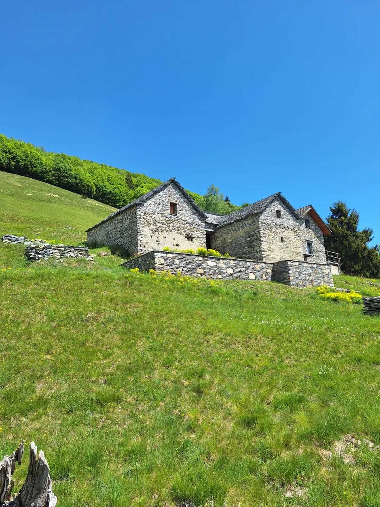 MONTI DI COMINO - Rustic property to renovate with approved building permit - Photo 11 of 13