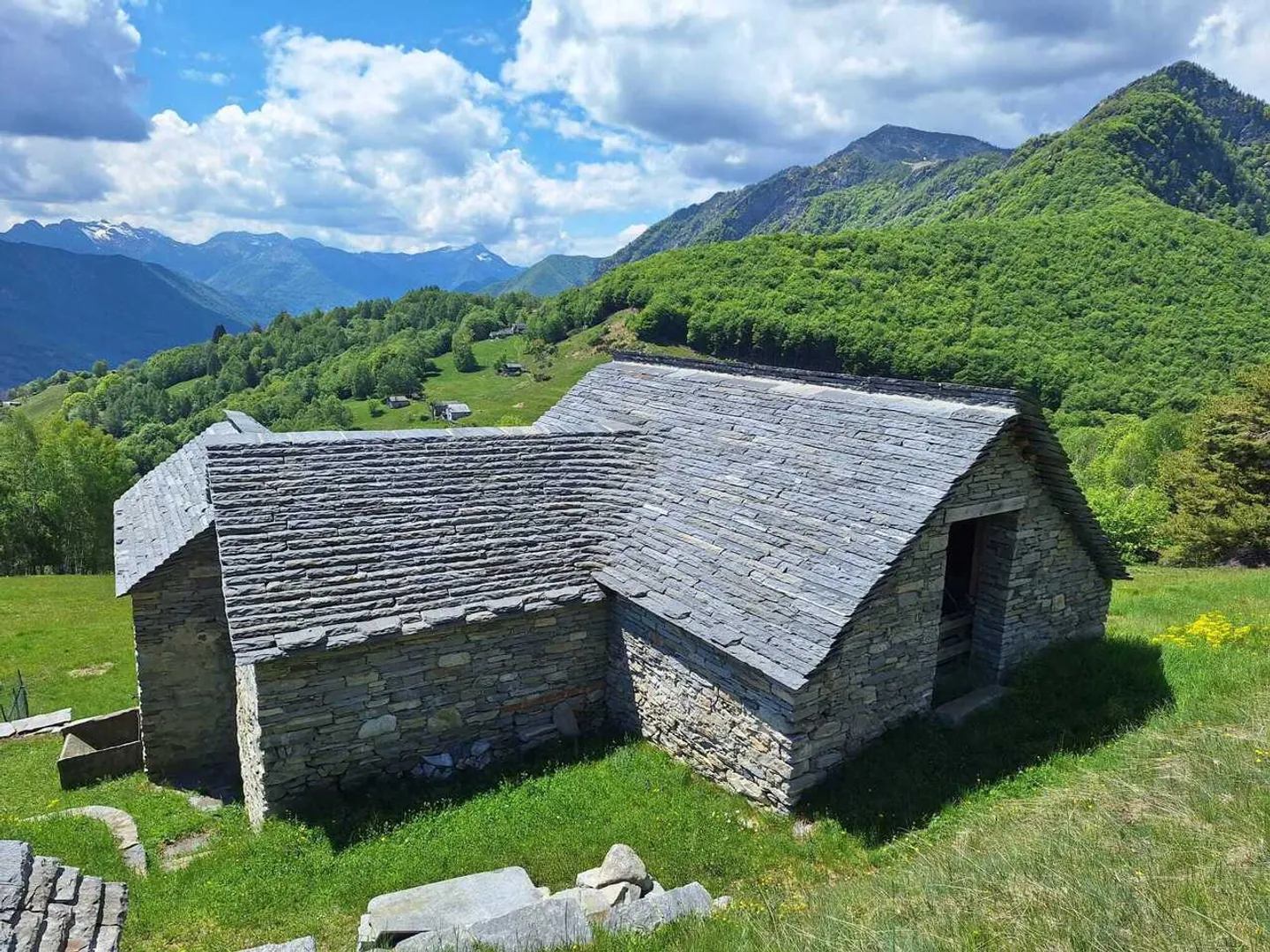 MONTI DI COMINO - Rustic property to renovate with approved building permit - Photo 6 of 13
