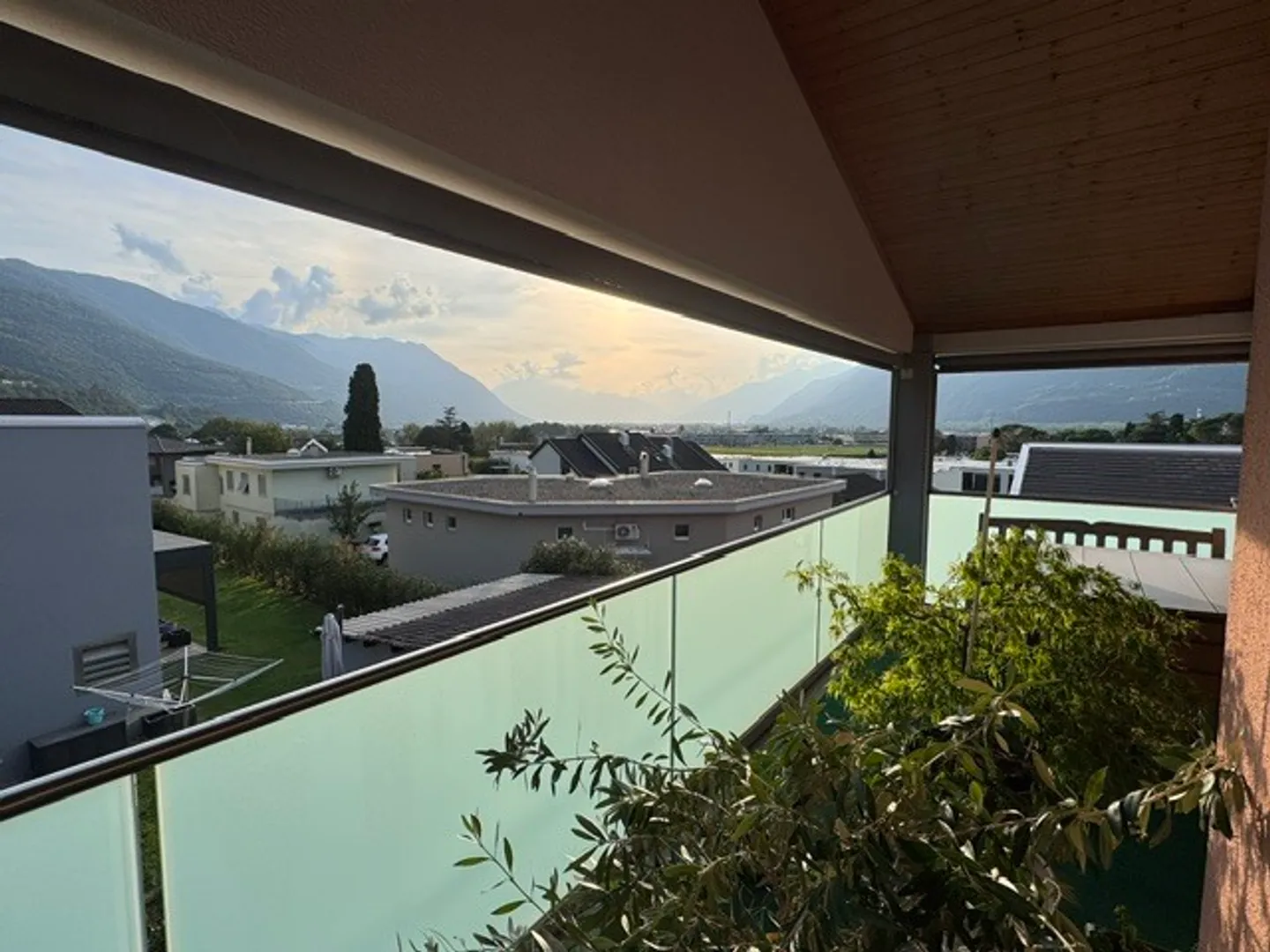 Zu vermieten: grosse 4.5 Zimmer, Panoramaterrasse, Mezzanin und 2 Parkplätze - Foto 5 von 6