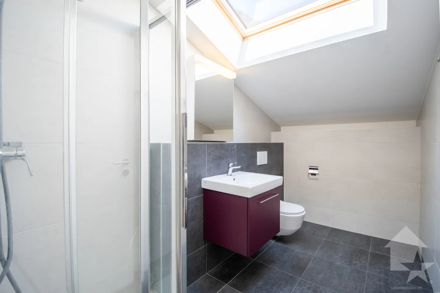 Spacious high-end duplex with 4.5 rooms in the center of Leytron - Photo 10 of 11