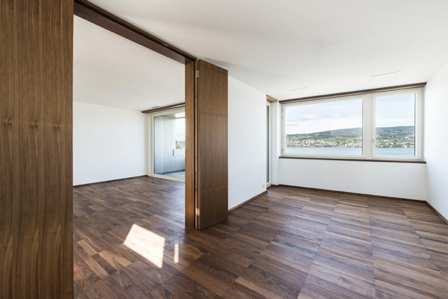 Moderne Attikawohnung mit Seesicht - Foto 3 von 8