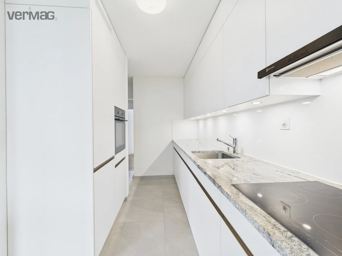 Bright 5.5-room apartment with fireplace, washing tower & garage box - Photo 4 of 13