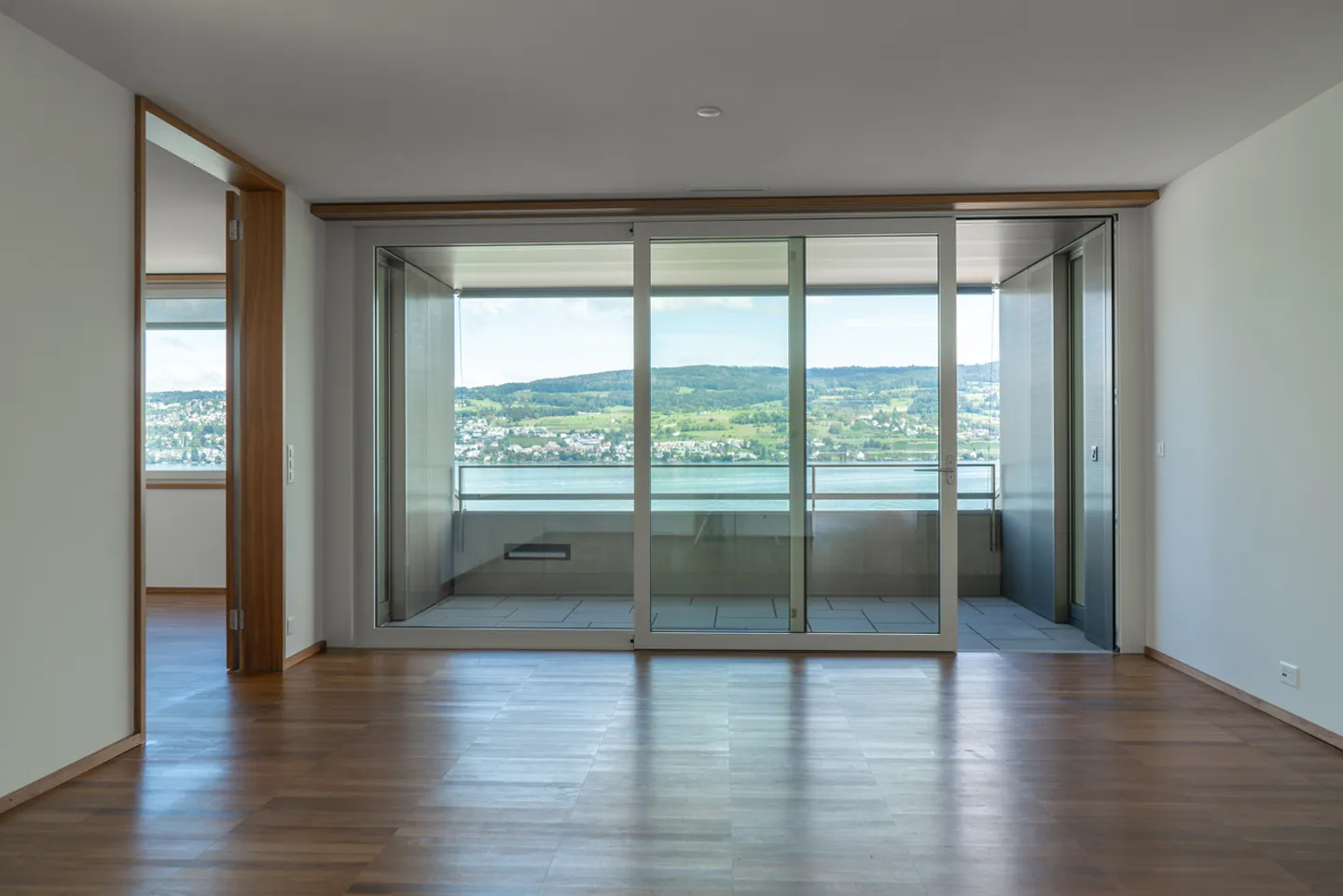 5.5-room attic apartment with lake and mountain view - Photo 1 of 13