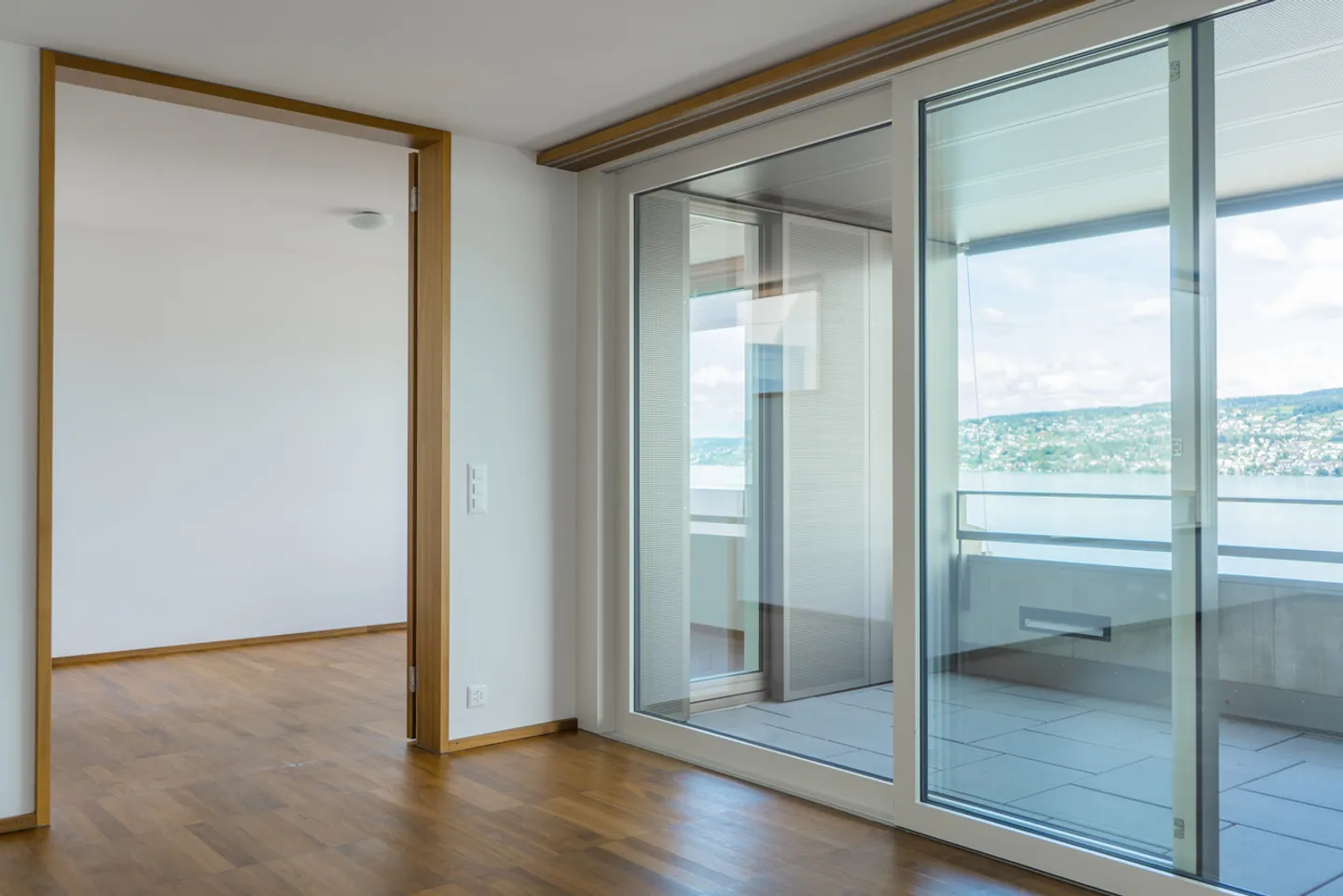 5.5-room attic apartment with lake and mountain view - Photo 3 of 13