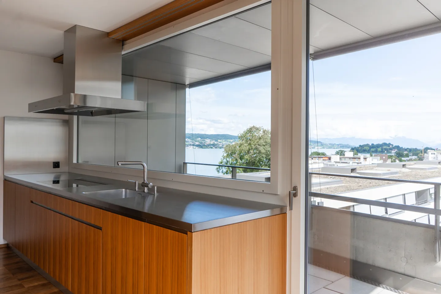 5.5-room attic apartment with lake and mountain view - Photo 9 of 13