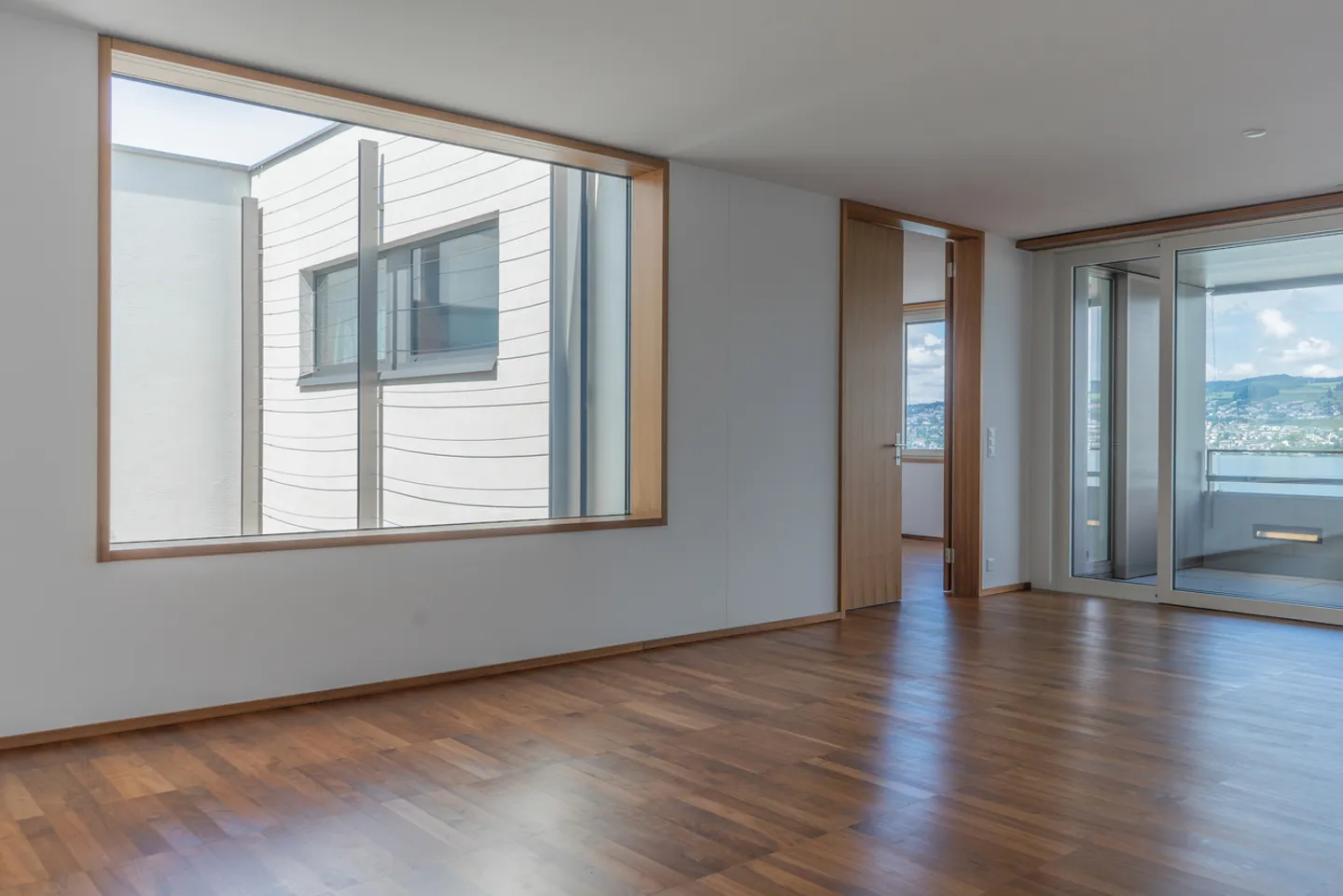 5.5-room attic apartment with lake and mountain view - Photo 4 of 13