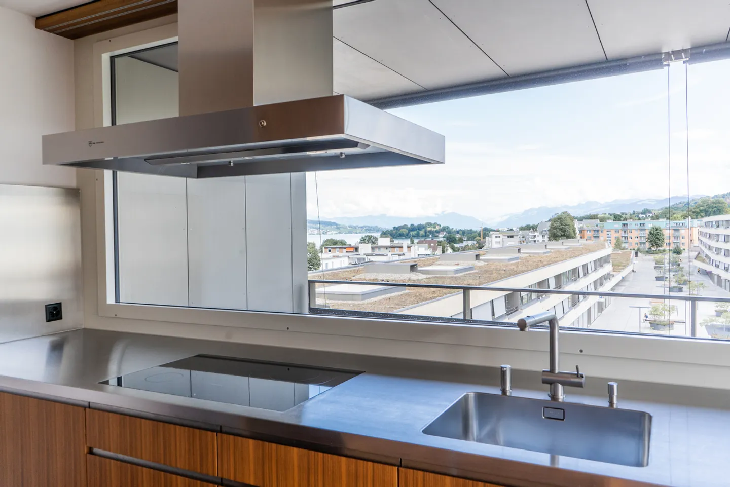 5.5-room attic apartment with lake and mountain view - Photo 8 of 13