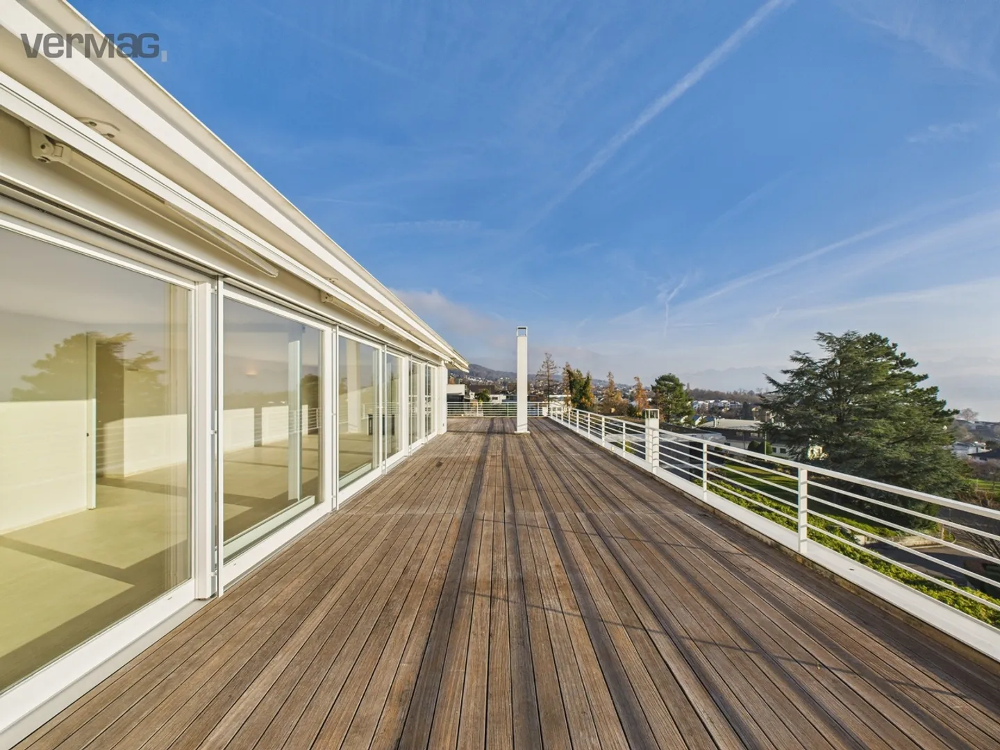 Goditi il panorama del lago e della montagna direttamente dalla tua terrazza - Foto 1 di 13